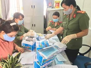 Lý Sơn: Cấp phát khẩu trang y tế và trao quà hỗ trợ người dân gặp khó trong đại dịch Covid -19