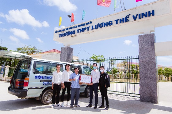 Trường Đại học Phạm Văn Đồng tặng 300 lít nước rửa tay khô sát khuẩn cho 30 trường THPT
