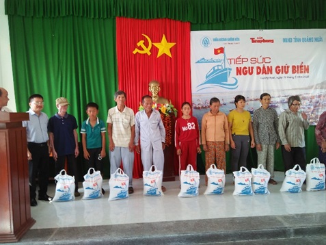 Trao 500 suất quà cho ngư dân và người nghèo Lý Sơn