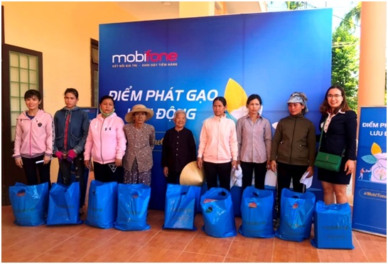 Mobifone tặng 4.000 suất quà cho người nghèo