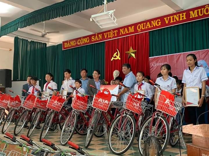 Đức Phổ: Trao tặng 30 chiếc xe đạp cho học sinh nghèo vượt khó học tốt