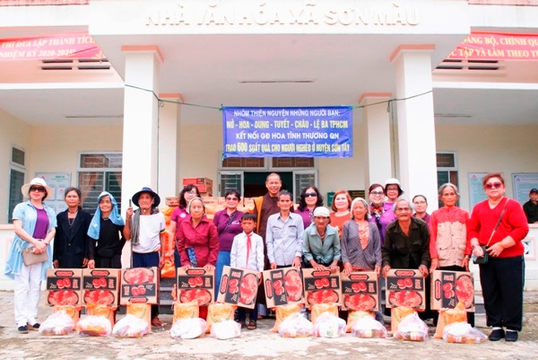 Sơn Tây: Tặng 600 suất quà cho nạn nhân chất độc da cam và hộ nghèo