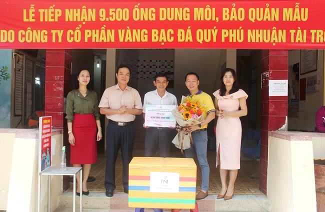 Công ty Cổ phần Vàng bạc đá quý Phú Nhuận tặng Quảng Ngãi 9.500 ống dung môi bảo quản bệnh phẩm