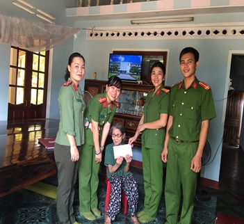 Công an huyện Bình Sơn thăm, tặng quà cho các Mẹ Việt Nam anh hùng