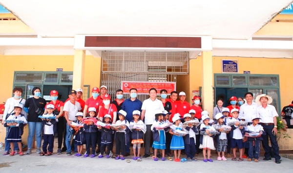 Tặng 268 suất quà cho học sinh nghèo xã Sơn Bua